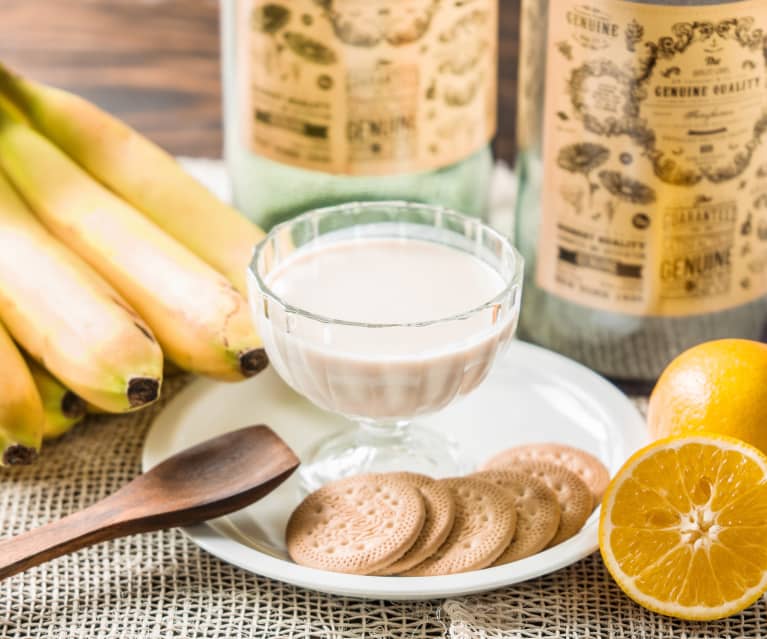 Yogur de plátano, naranja y galletas