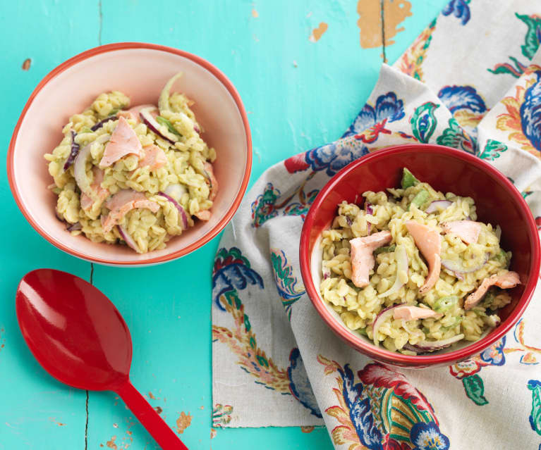 Orzo com salmão, feijão-verde e molho de abacate