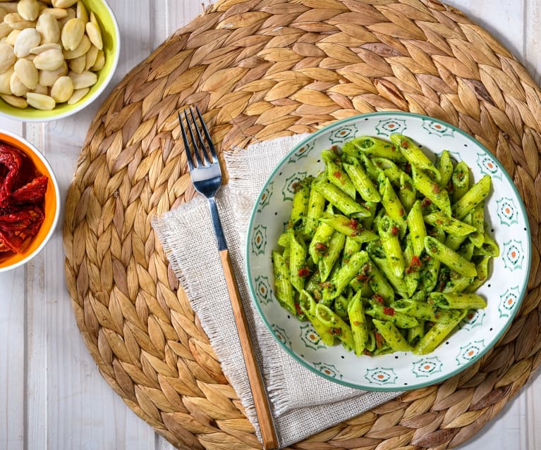 Pasta al pesto di rucola e pomodori secchi (senza glutine)