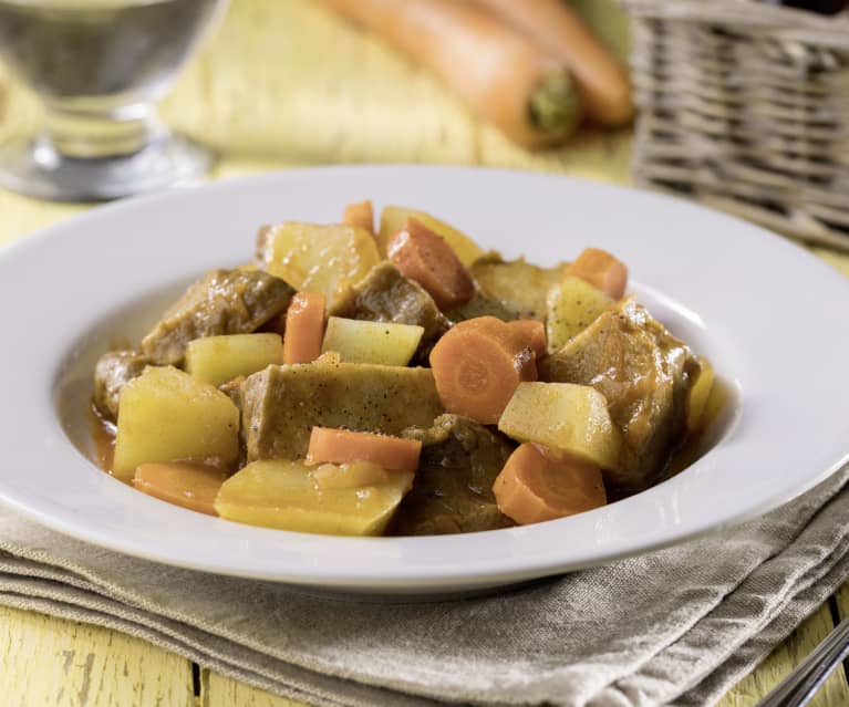 Spezzatino di seitan con patate e carote