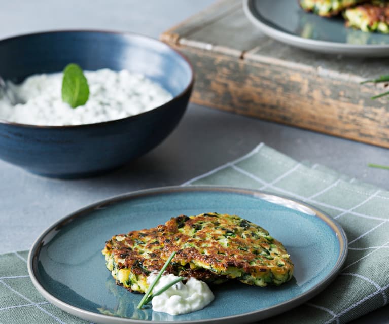 Hamburguesas de calabacín con salsa tzatziki (Hestan Cue™)