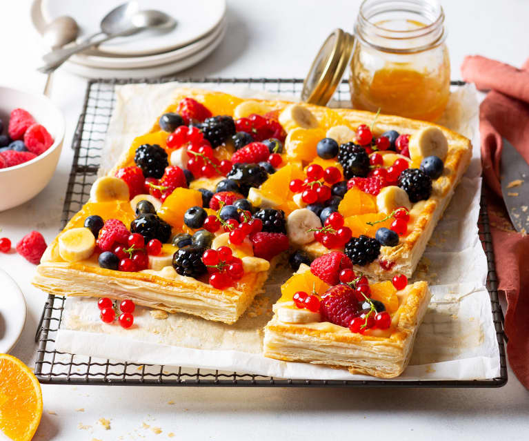 Tarta de hojaldre y frutas frescas