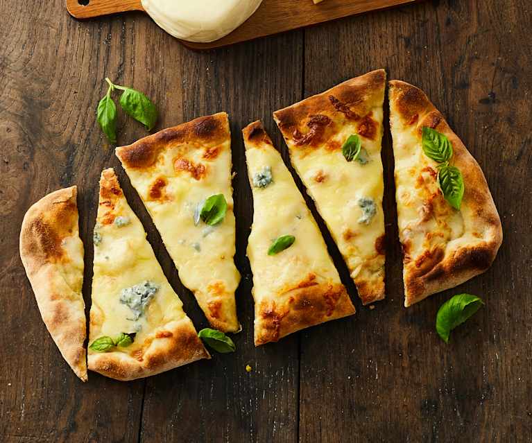 Pizza ai quattro formaggi Pizza ai quattro formaggi