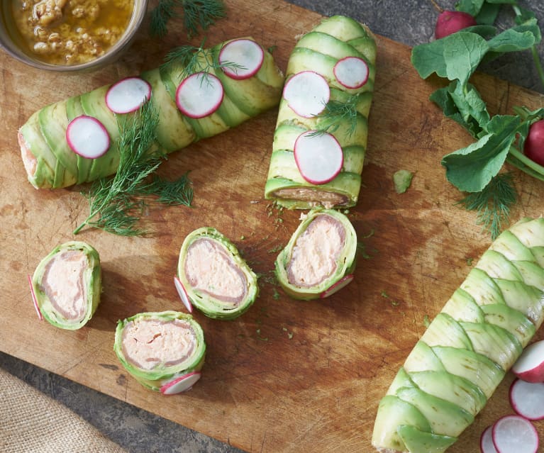 Arrollado de salmón en aguacate