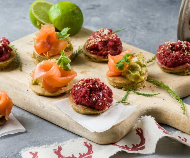 Blinis de espelta con puré de aguacate y hummus de remolacha