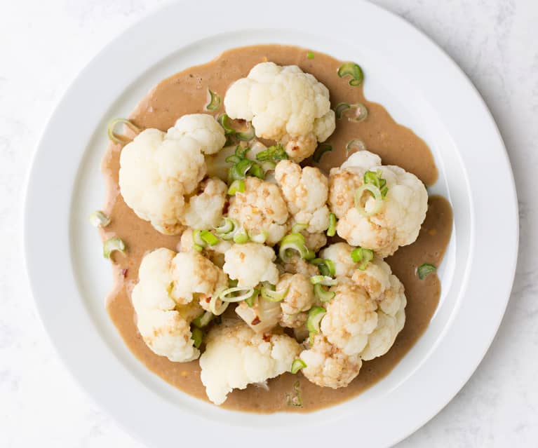 Coliflor al vapor con salsa de cacahuetes