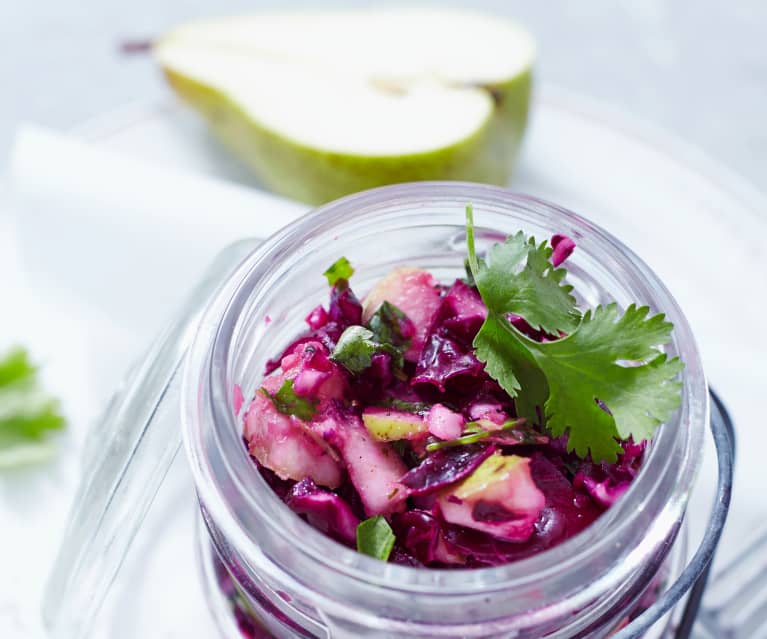 Rotkohl-Birnen-Slaw mit Koriander