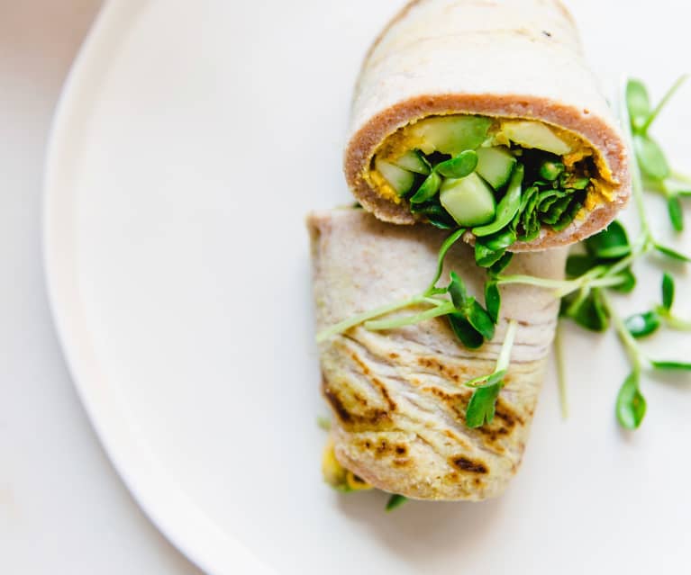 Wraps de coentros com húmus de tomate seco, azeitonas e manjericão