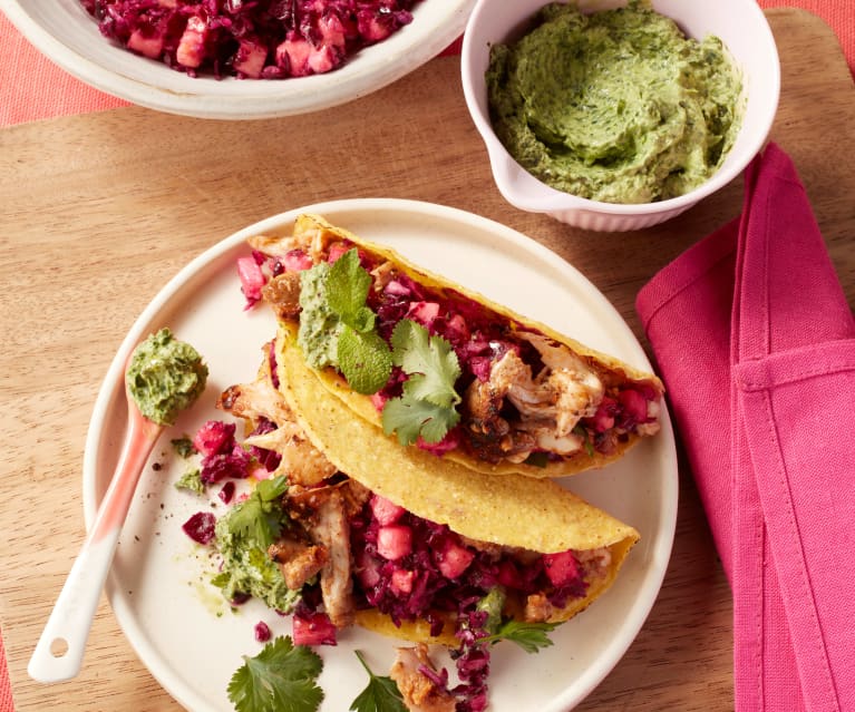 Jerked Chicken-Tacos mit Ananas-Rotkohl-Salat und Koriander-Minz-Sauce