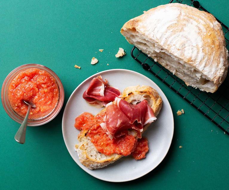 Pan de hogaza con tomate, jamón y aceite de oliva