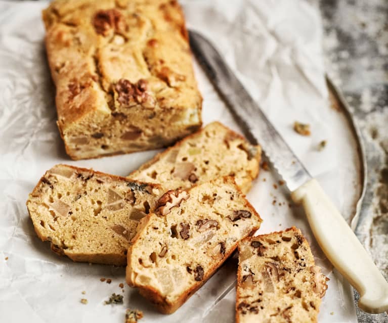 Cake au roquefort, à la poire et aux noix