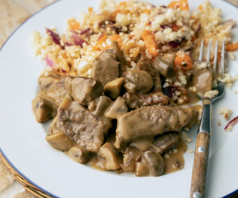 Spezzatino di manzo ai funghi con cous cous di cavolfiore