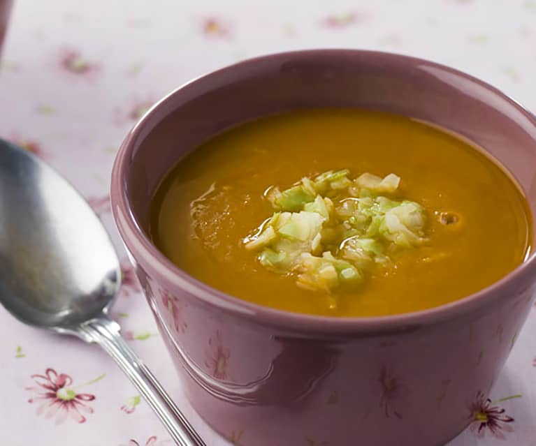 Sopa de tomate e repolho