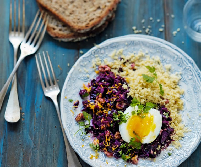 Chou rouge aux noix, couscous et œuf mollet