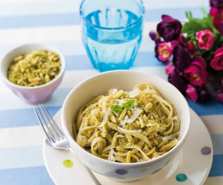 Fettuccini com pão ralado aromatizado com ervas