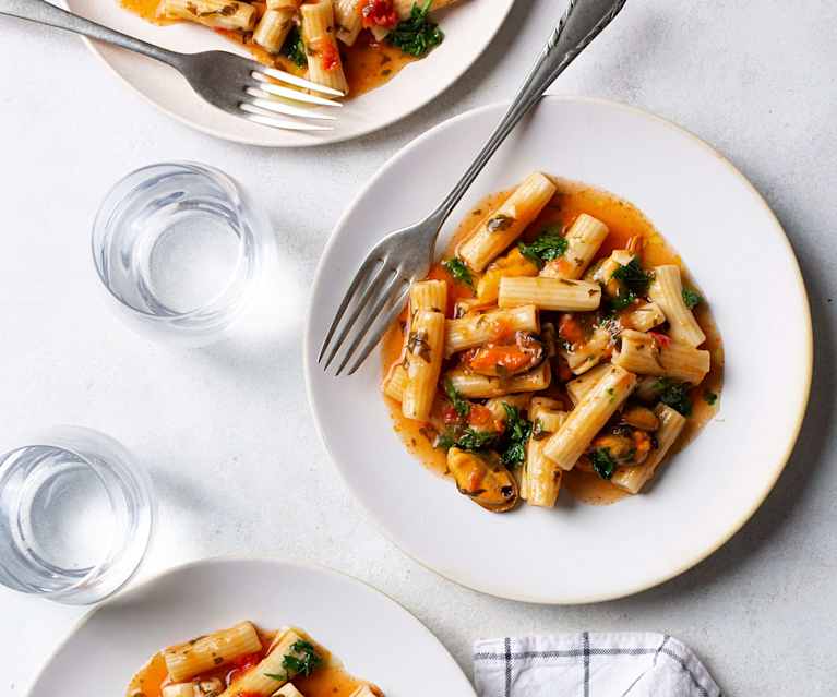 Pasta risottata al pomodoro, aglio e cozze Pasta risottata al pomodoro, aglio e cozze