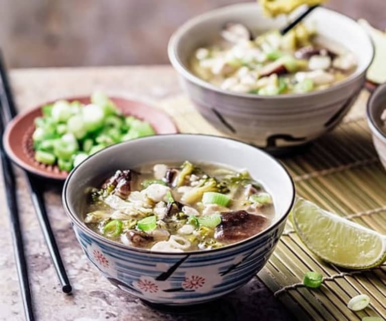 Bouillon asiatique aux brocolis, shiitakés, tofu et miso