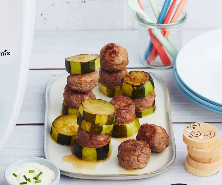 Boulettes de porc, courgettes et sauce au yaourt