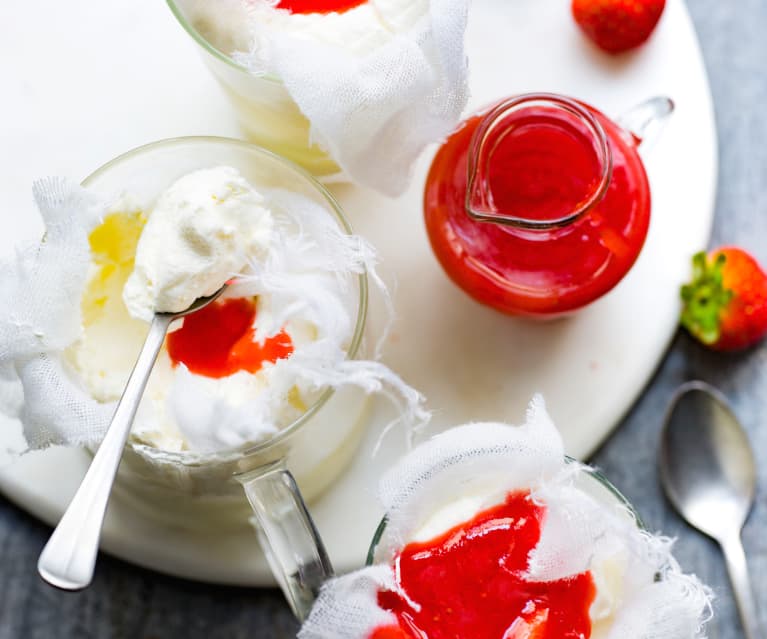 Fontainebleau et coulis de fraises