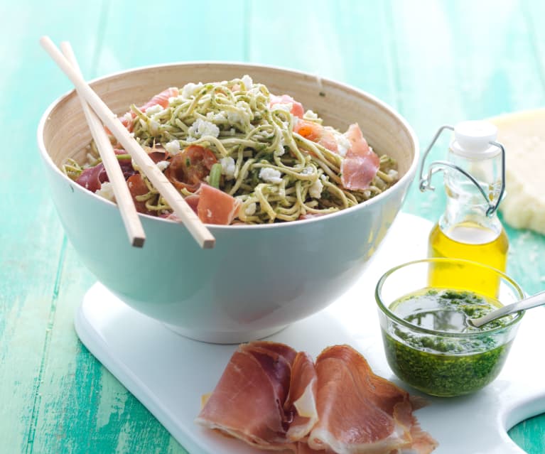 Noodles com pesto de rúcula, requeijão e presunto