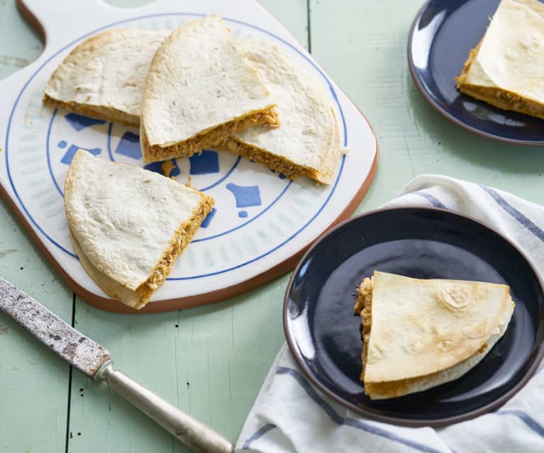 Quesadilha de frango e mozarela