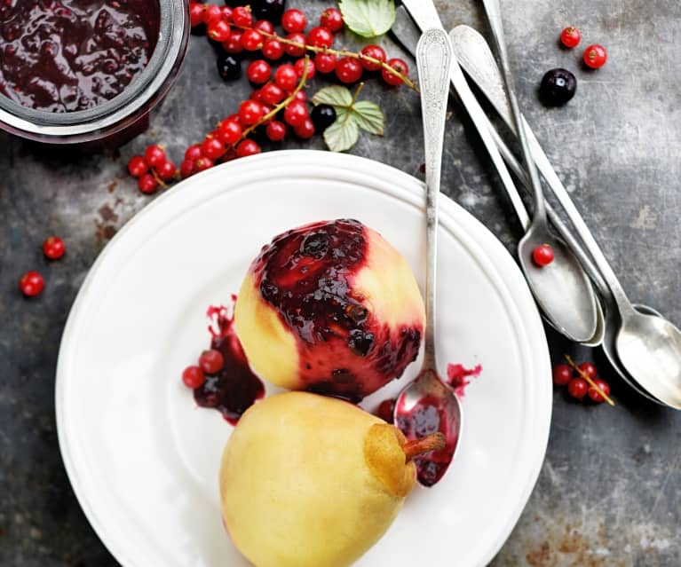 Poires aux fruits rouges et à la violette