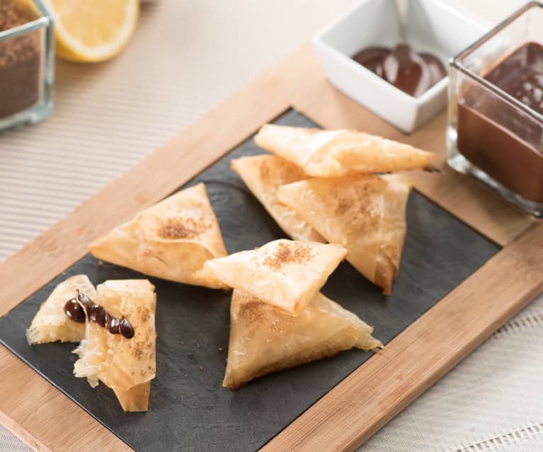 Samosas de pera con salsa de chocolate a la pimienta