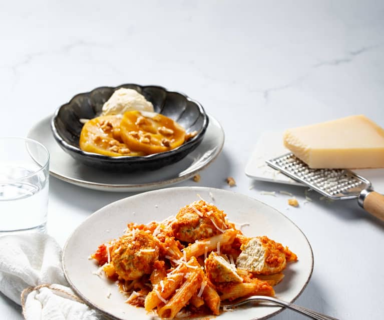 Menu: Almôndegas de frango, penne com molho de tomate e chouriço e Maçã com caramelo