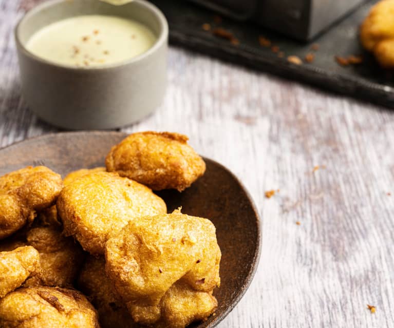 Nuggets de frango com dip de parmesão