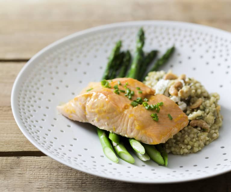 Salmone con asparagi e grano