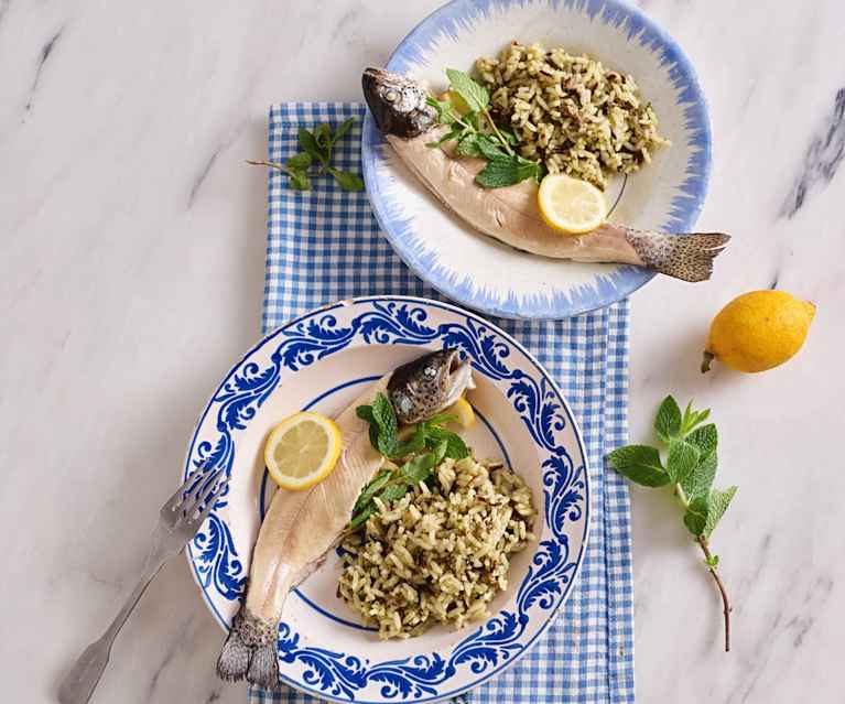 Truta ao vapor e arroz selvagem com ervas aromáticas Truta ao vapor e arroz selvagem com ervas aromáticas