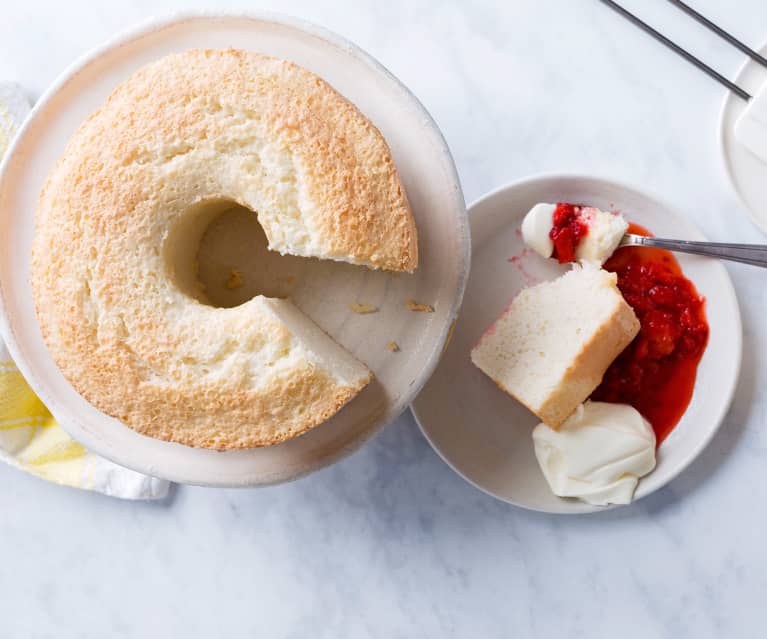 Angel food cake con salsa de fresas