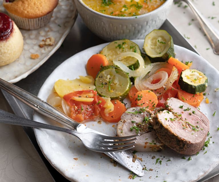 Menú: Sopa de verduras con pasta. Paleta de cerdo rellena y verduras. Pudines y muffins