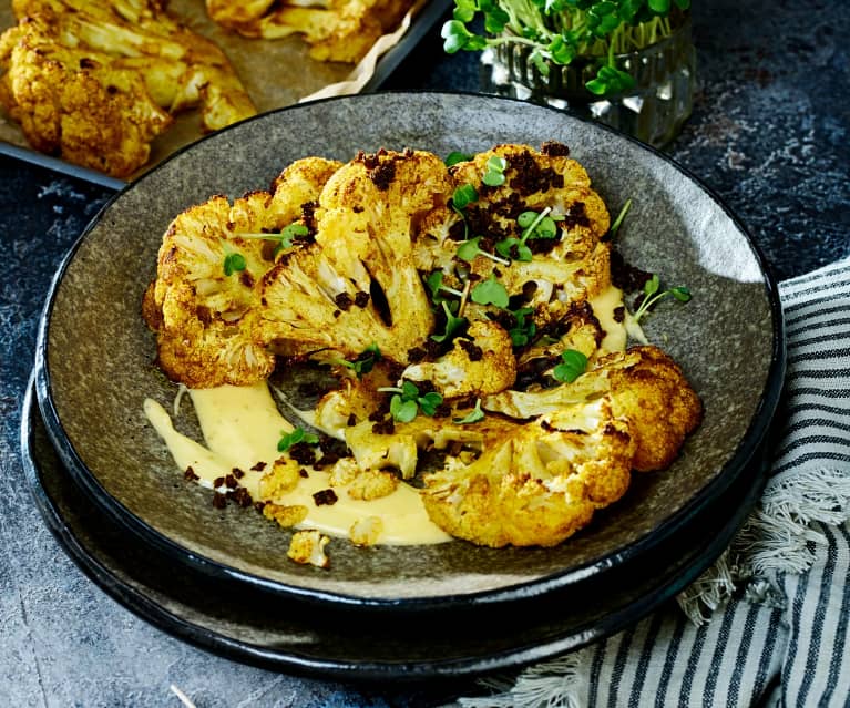 Gerösteter Blumenkohl mit Pumpernickelcrunch und Sesam-Hollandaise