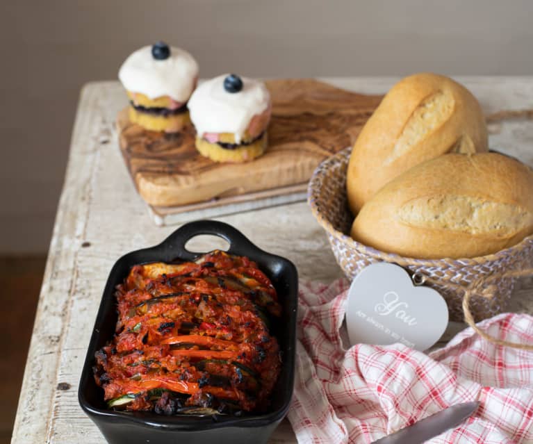 Menú: Pan vienés. Ratatouille. Petits fours para dos