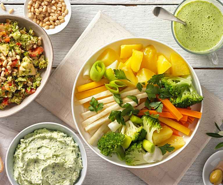 Menü: Brokkolisalat und Käseaufstrich zu Gemüseplatte mit Petersilien-Zitronensauce