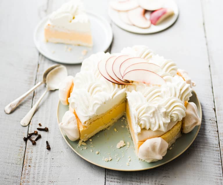 Vacherin à la pêche et au clou de girofle