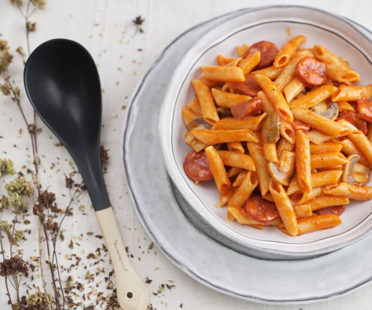 Penne com chouriço e cogumelos