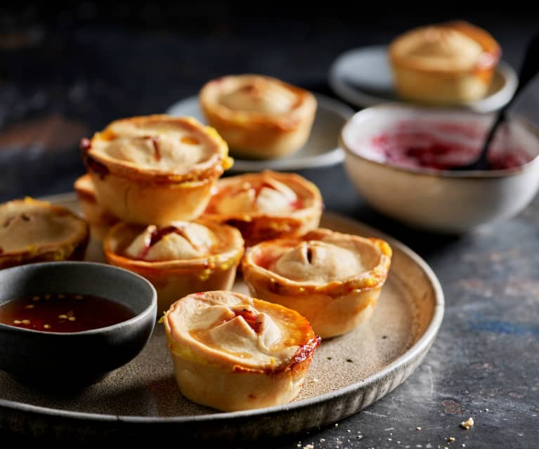 Bouchées au brie, dips au piment et aux framboises