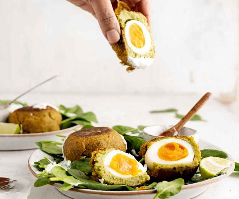 Jajka po szkocku w falafelach z sosem jogurtowym Jajka po szkocku w falafelach z sosem jogurtowym