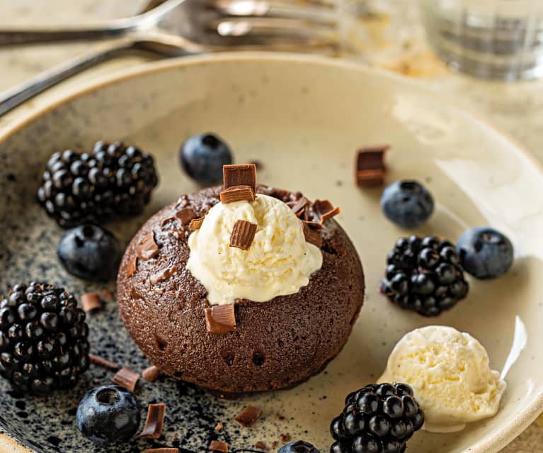 Petits gâteaux au chocolat tièdes à l’Egg poacher