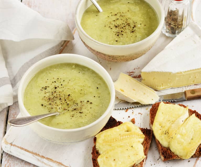 Soupe poireaux, brie et pommes de terre