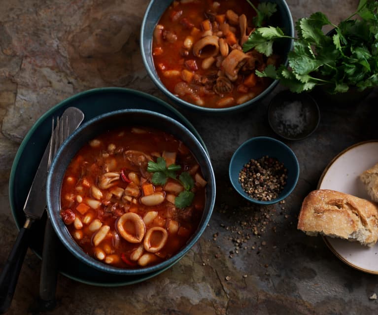 Guiso de judías blancas con calamares y chorizo (Cocción lenta)