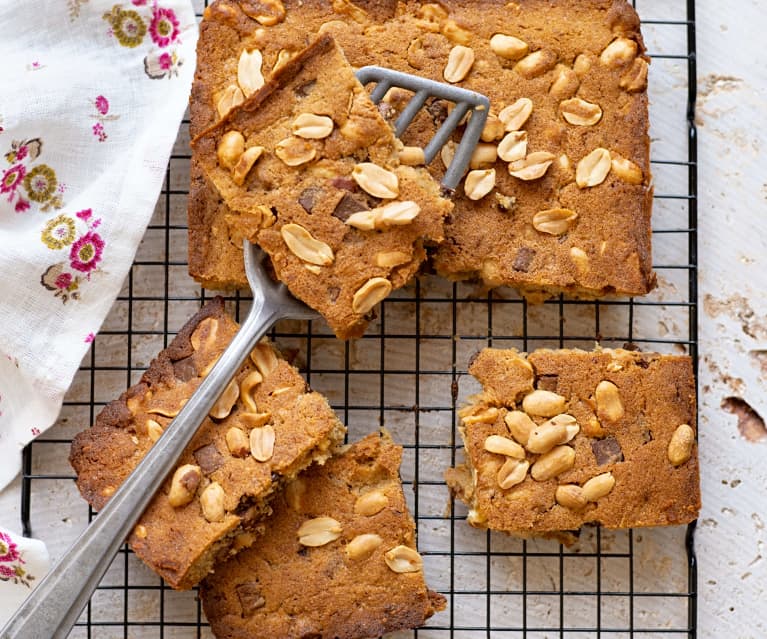 Blondie aux trois chocolats et cacahuètes