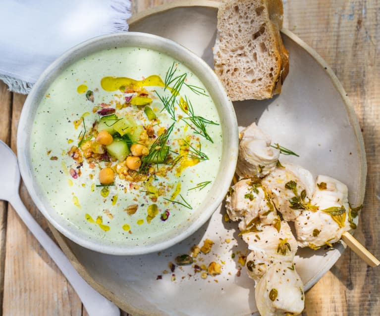 Soupe persane au yaourt, brochette vapeur de poulet mariné