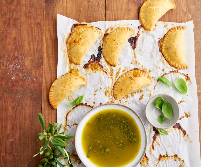 Empanada caprese com molho de manjericão