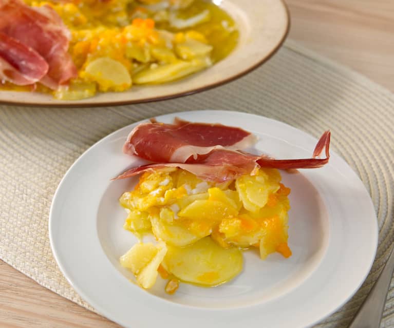 Huevos rotos con patatas y jamón