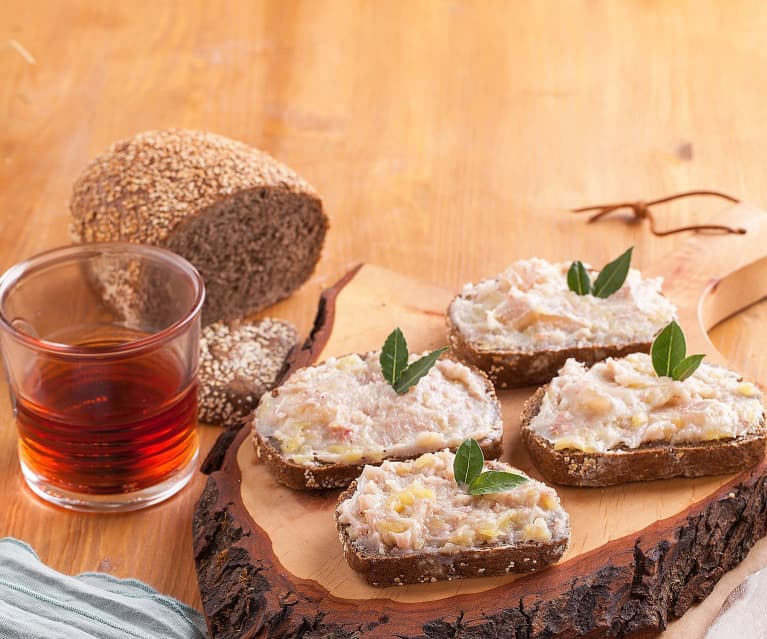 Crostini integrali con lardo, mele e pancetta