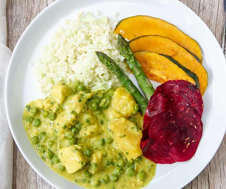 Frango ao curry acompanhado de arroz de couve flor e legumes Frango ao curry acompanhado de arroz de couve flor e legumes