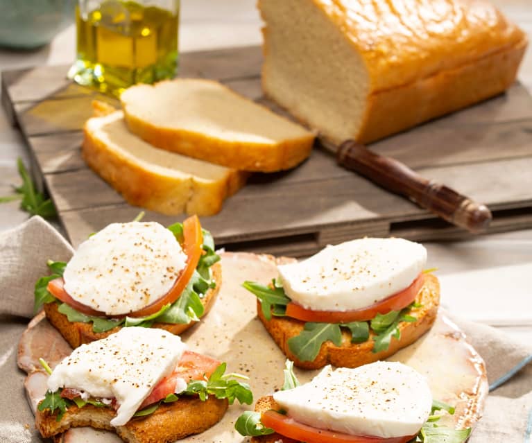 Tostadas keto con jitomate, mozzarella y arúgula